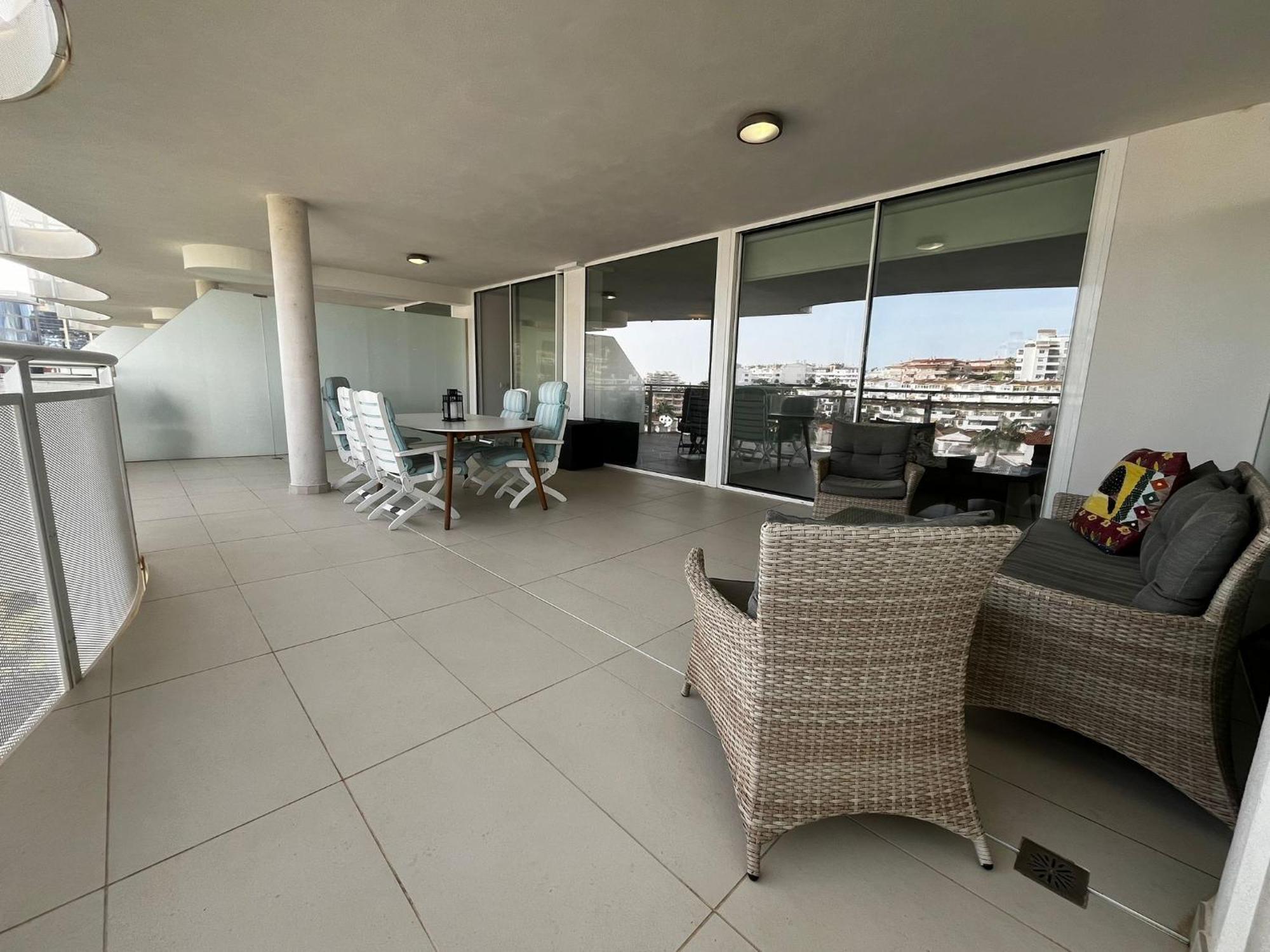 Stunning 3 Bed Apartment *